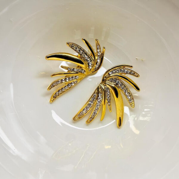 earings Gold-Tone Crystal Leaf Earrings – Elegant Statement Design